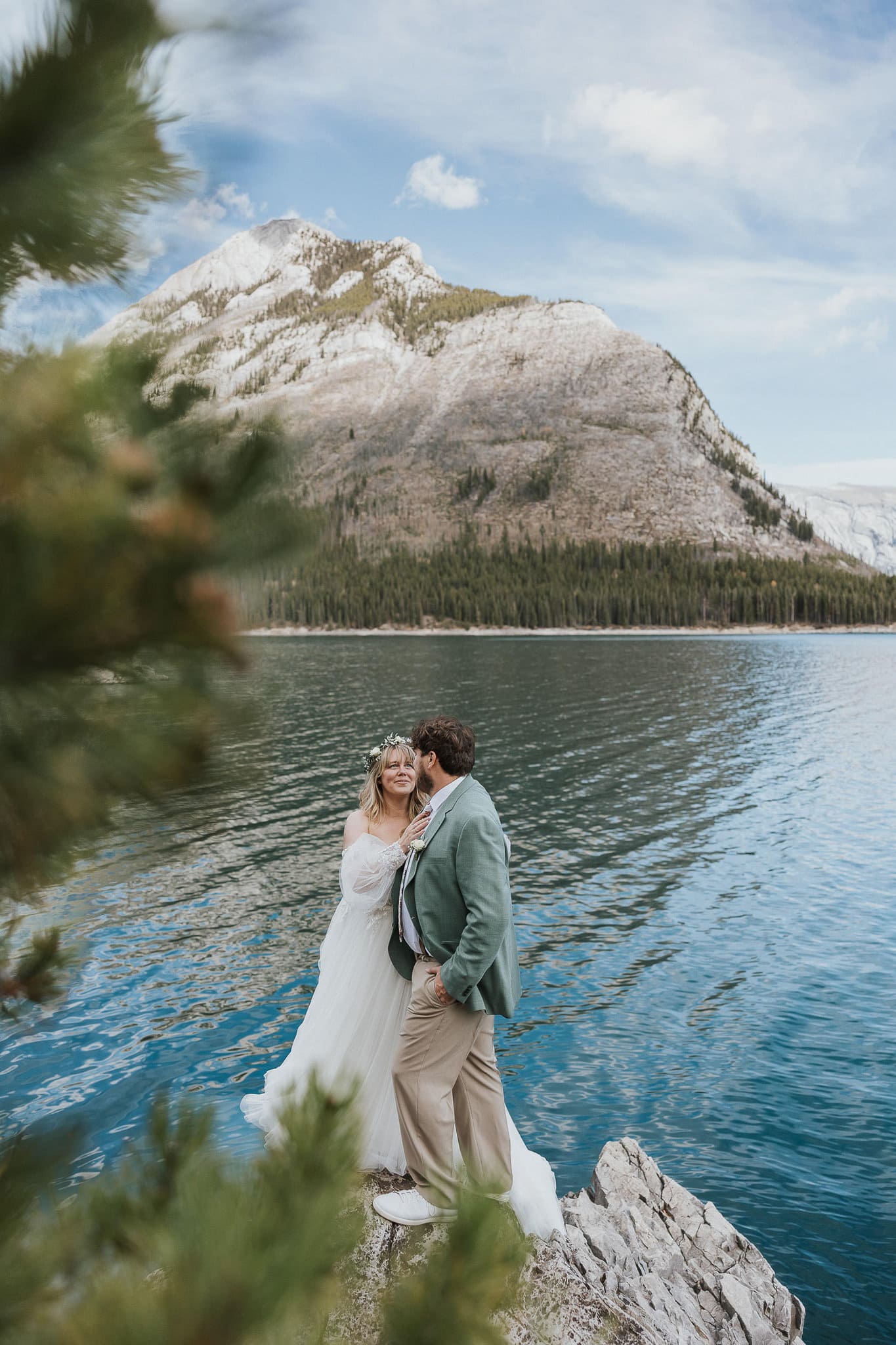 lake minnewanka view point for wedding photos of a bride and groom